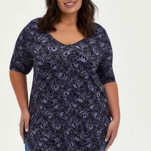 Torrid Super Soft Knkts V-Neck T-Shirt Top Purple Skulls Size 1 1X Stretchy